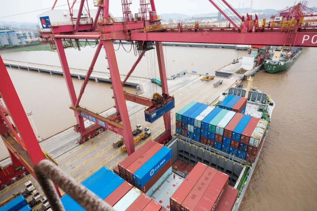 走集装箱海运直航和中转谁人更快？？