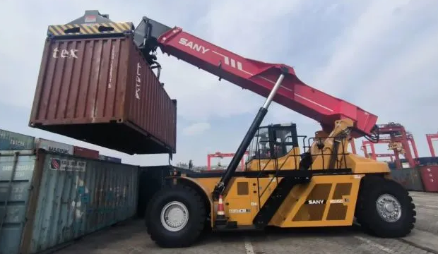 口岸码头堆场常见搬运集装箱的装备有哪些？？？