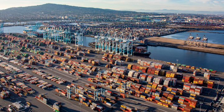 关税恐慌，，，，，美国口岸遭遇史上最忙碌旺季